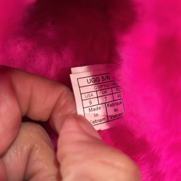 Ugg Disquette platform slippers
Hot pink
Gently used indoors only
Size 9 - Picture 6 of 8